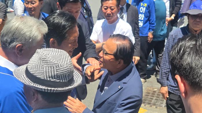 인파로 이동조차 불가능