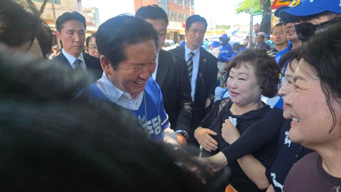 지지자 한분은 정청래를 마주보자 흥분을 감추지못하고있다
