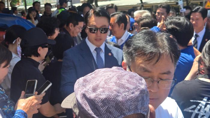 인파에 발걸음 조차 움직이기 힘들어보인다