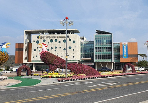 지방선거 코앞, 왜 이 큰 공공건물 한쪽만 서둘러 임대했나