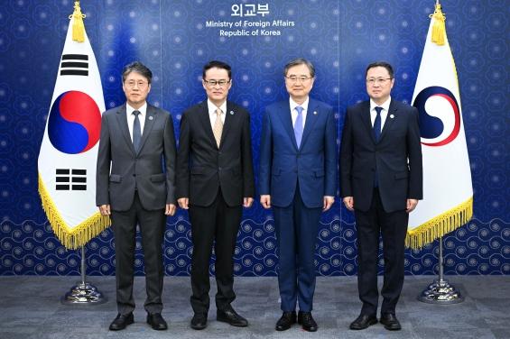 조현 외교부장관, 3국협력사무국(TCS) 신임 사무총장단 만나 한중일 협력 위한 역할 당부 기사 이미지